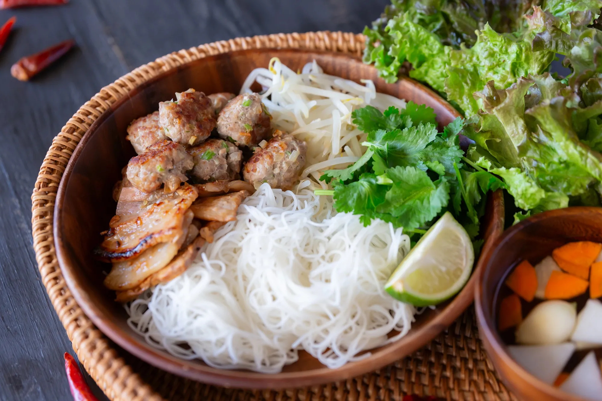 ブンチャーの人気ベトナムレシピと食べ方（つくねと焼肉のつけ麺）