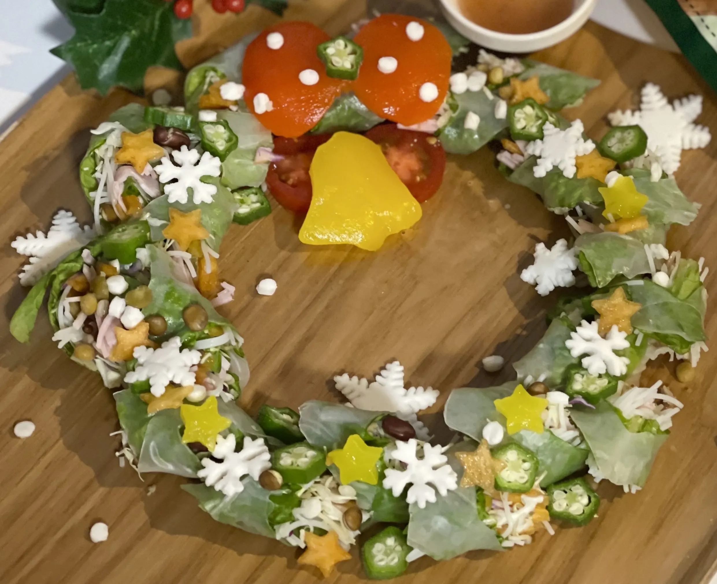 クリスマスのライスペーパー料理 〜柿と雑穀のリース生春巻き~