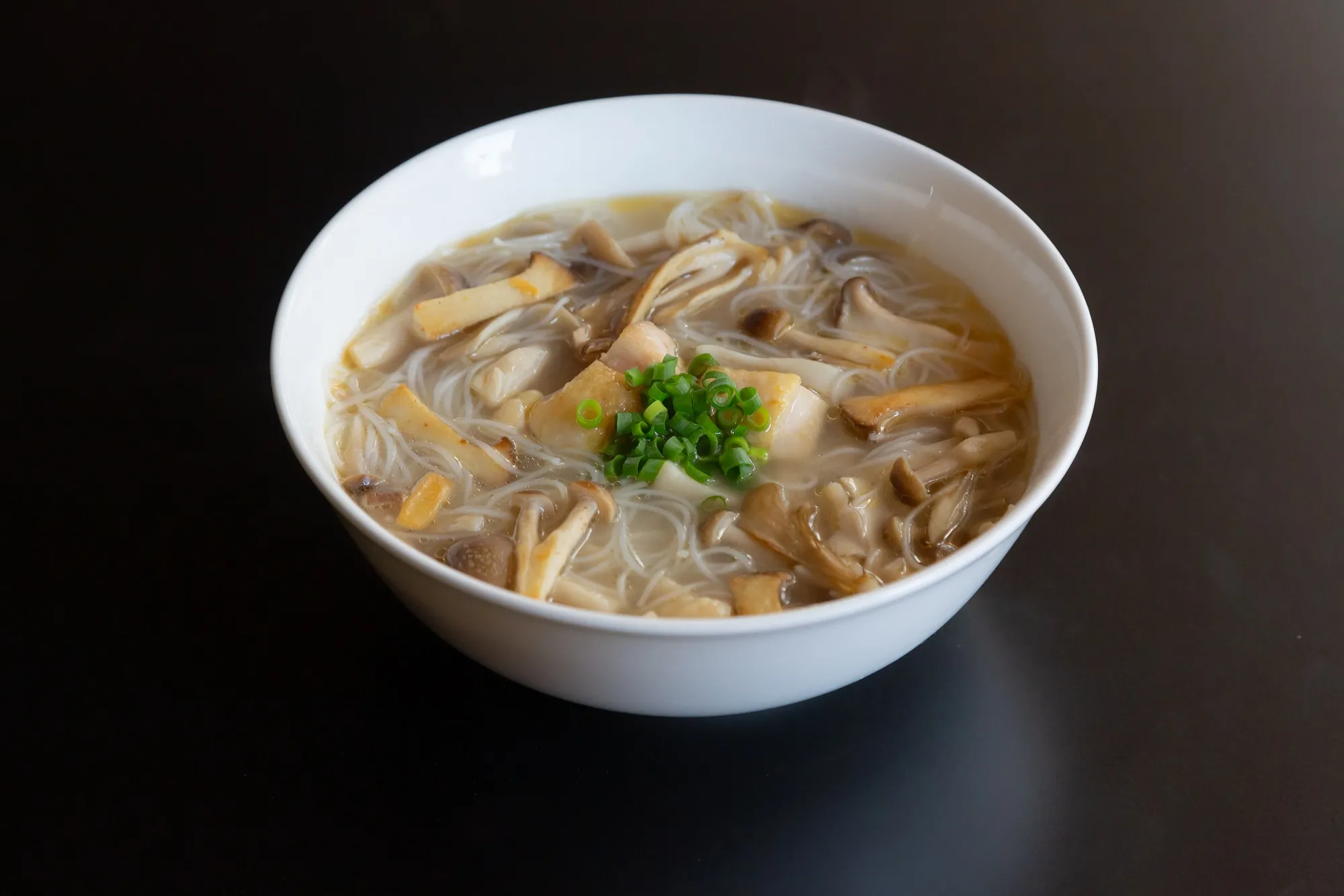 きのこと鶏肉の汁ビーフン（脇屋シェフオリジナルレシピ）