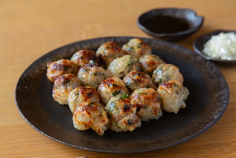 たこ焼き器でつくる！ 包まないライスペーパー餃子