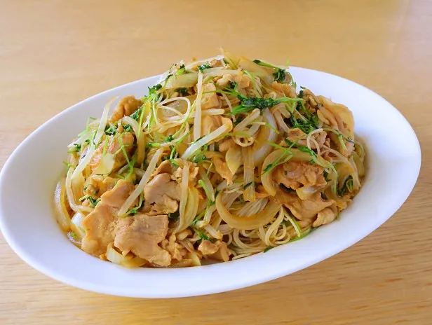 ボリュームたっぷり！豆苗ともやしの焼ビーフン