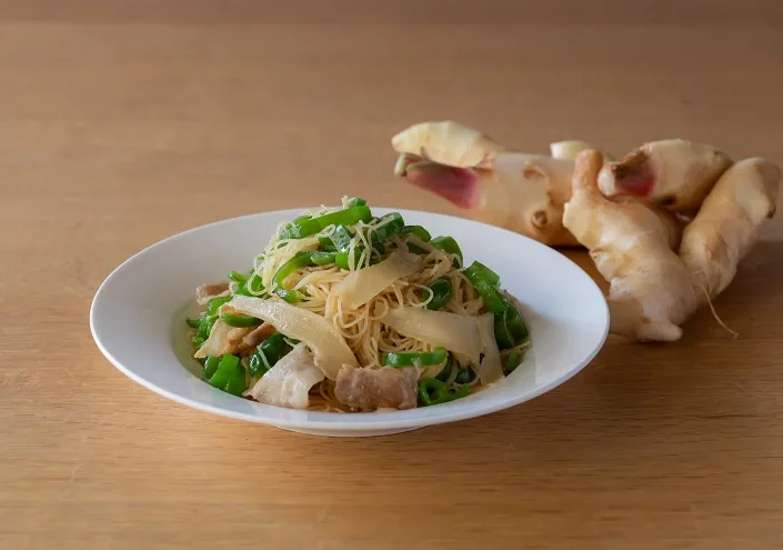 ピリっと香る！新生姜とピーマンの焼ビーフン