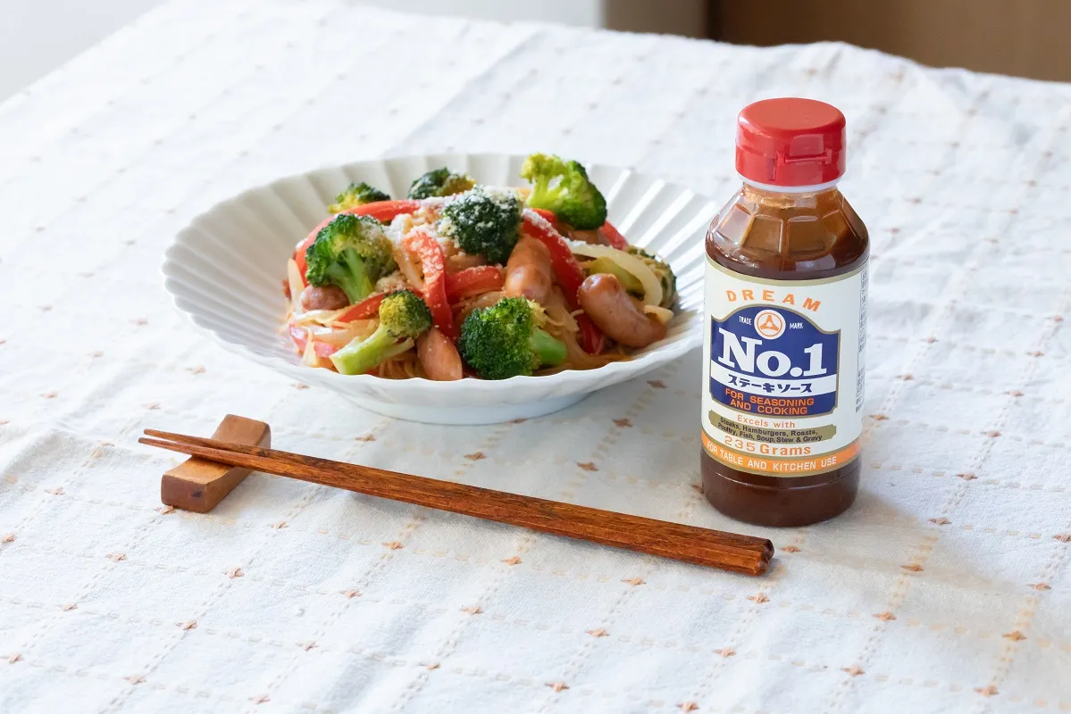 ステーキソース仕上げ♪ソーセージとたっぷり野菜の焼ビーフン