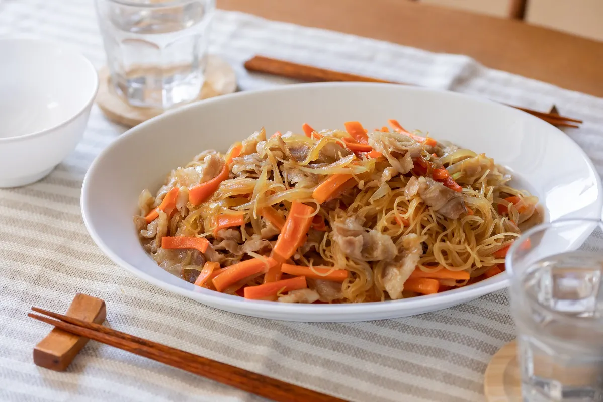 余ったうなぎのタレ活用レシピ！　甘辛豚かば焼ビーフン