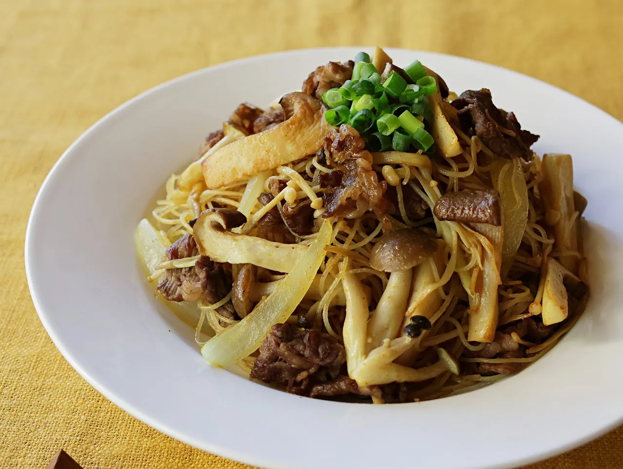 バター香る♪たっぷりきのこと牛肉のカレー焼ビーフン