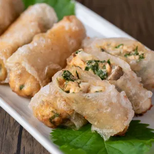 ライスペーパーで巻くだけ簡単！鮭と大葉・チーズのパリパリ揚げ春巻