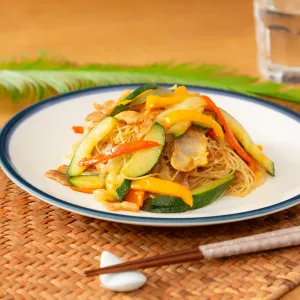 ズッキーニとパプリカの夏野菜カレー焼ビーフン