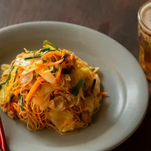 ピリ辛焼ビーフンの簡単レシピ！食欲そそる ごま風味