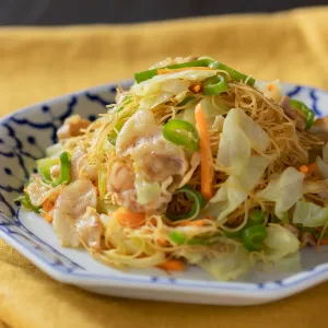 いつもの焼ビーフンを簡単アレンジ！野菜たっぷりカレー焼ビーフン