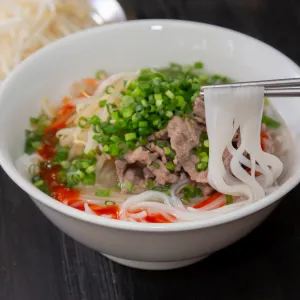 簡単で美味しい韓国サルグクスのレシピ（牛肉フォー）