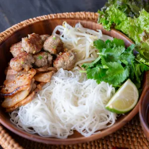 ブンチャーの人気ベトナムレシピと食べ方（つくねと焼肉のつけ麺）