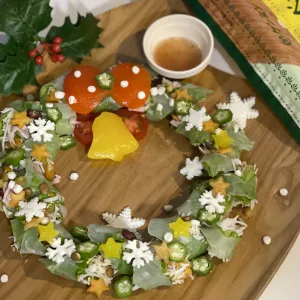 クリスマスのライスペーパー料理 〜柿と雑穀のリース生春巻き～