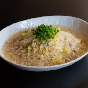 とろとろ白菜と鶏ひき肉の焼ビーフン（脇屋シェフオリジナルレシピ）