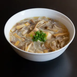 きのこと鶏肉の汁ビーフン（脇屋シェフオリジナルレシピ）