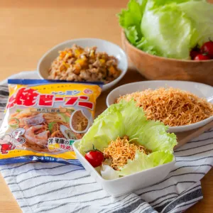 サクサク焼ビーフンと甘辛そぼろのレタス包み