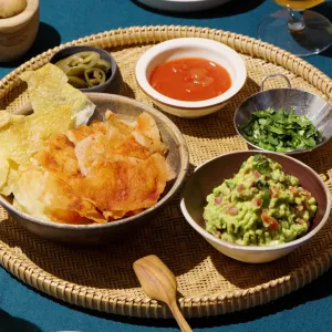 電子レンジでお手軽ライスペーパーチップスとサラミワカモレ