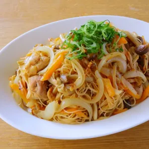 きのこの旨味引き立つ！鶏ときのこのみそ焼ビーフン