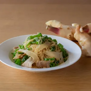ピリっと香る！新生姜とピーマンの焼ビーフン