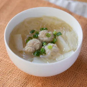 鶏団子と大根の中華風春雨スープ
