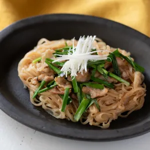 フライパンで簡単!甘辛 豚ニラフォー炒め