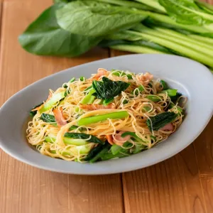 10分で完成！小松菜とベーコンの焼ビーフンのレシピ