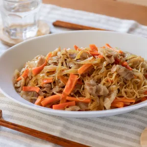 余ったうなぎのタレ活用レシピ！　甘辛豚かば焼ビーフン