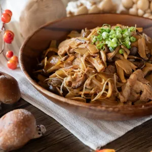 秋の味覚を楽しむ♪たっぷりきのこのオイスターバター焼ビーフン
