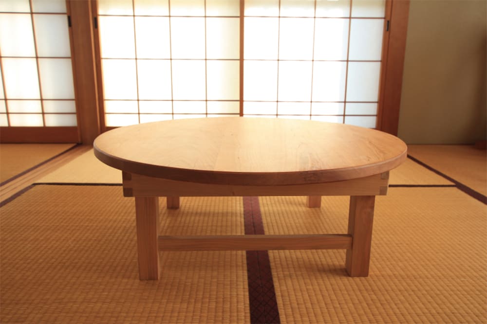 丸い小さな卓袱台に並んだ母の大皿料理