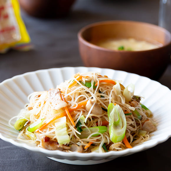 野菜の旨みを味わうお好み野菜と豚の焼ビーフン