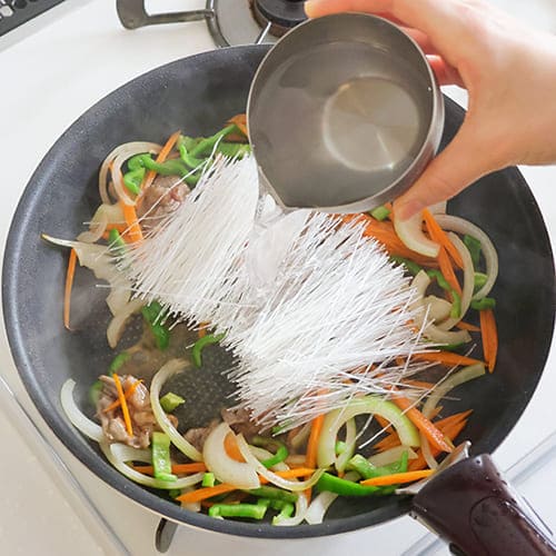 加える | たっぷり野菜を入れてつくるプルコギ春雨