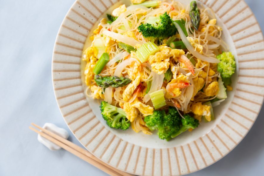 すぐできるメイン料理 新玉ねぎとセロリの焼ビーフン ビーフンのケンミン食品