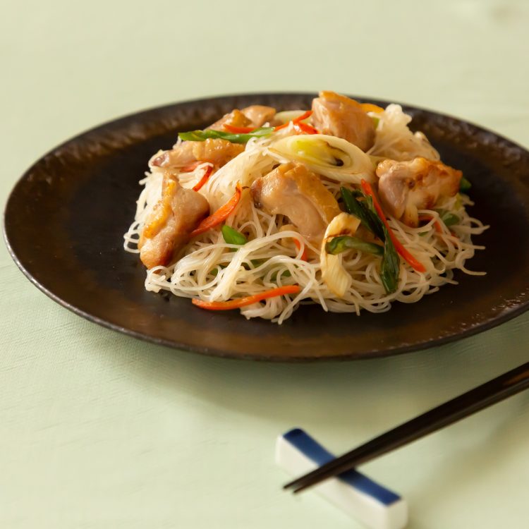 簡単 柚子胡椒香る鶏もも肉と白ネギの焼きビーフンレシピ ビーフンのケンミン食品