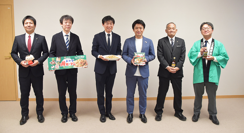 中央左:ケンミン食品株式会社 代表取締役社長 高村祐輝、中央右:青森県知事:宮下宗一郎県知事
右から2人目:上北農産加工株式会社 小山田春夫社長