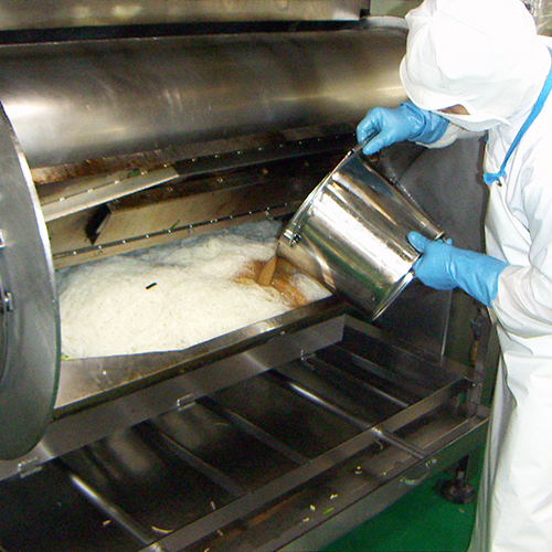 昔ながらの手間のかかるこだわり製法こだわりの &ldquo;直火炒め製法&rdquo;